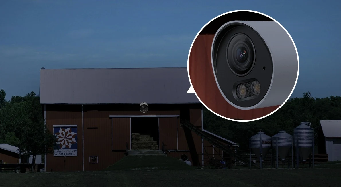 Boerderijgebouw in de schemering, met een uitvergroting van de cameralens erbij