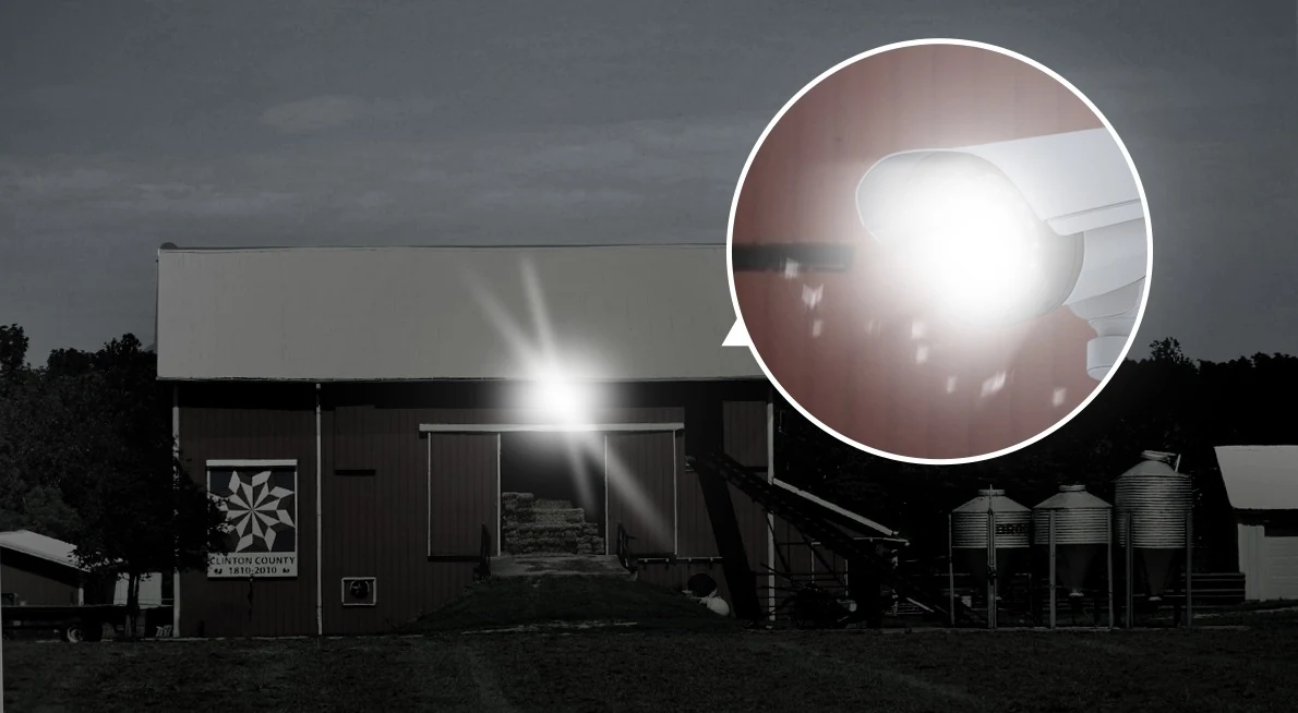 Hetzelfde gebouw in het donker met een fel overstraald licht, en de uitvergroting van de lens