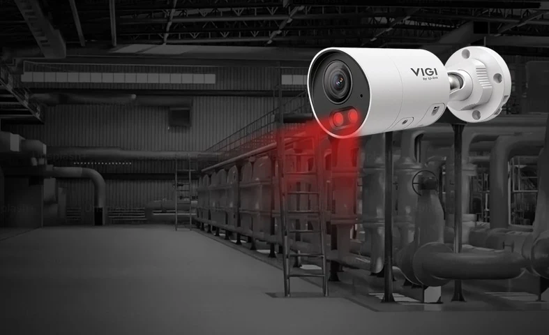 Industriehal in grijstinten met de camera in beeld en een rode lichtbundel als waarschuwing