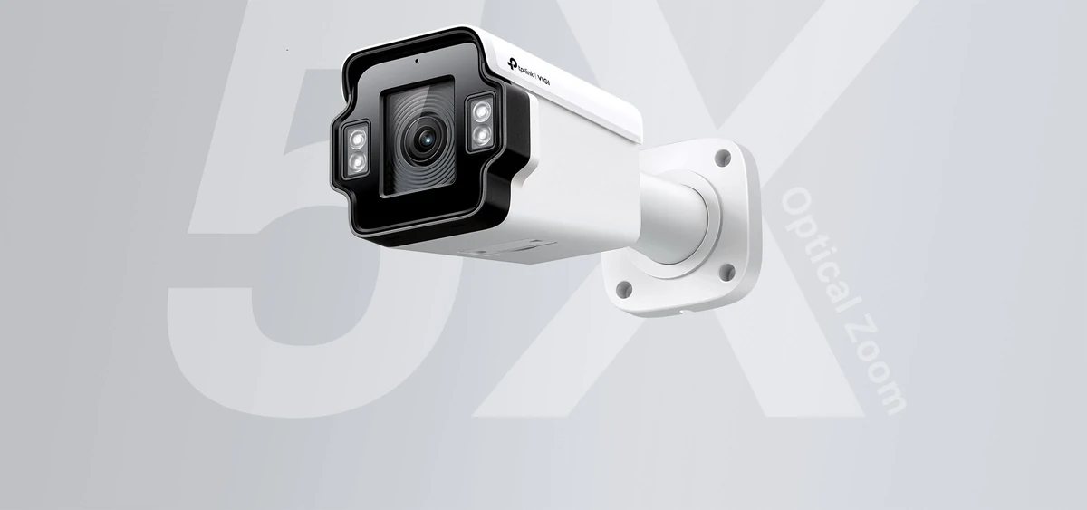 Bulletcamera op een grijze achtergrond met de grote letters 5X Optical Zoom erachter