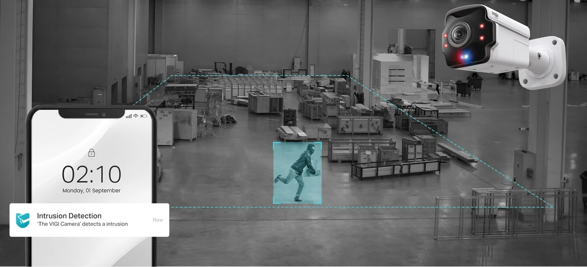 Magazijn in zwart-wit met een persoon in een blauw kader en de camera in beeld; een telefoon toont de melding Intrusion Detection