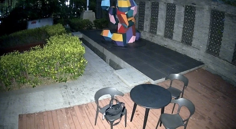 Hetzelfde terras bij nacht, iets donkerder en korreliger