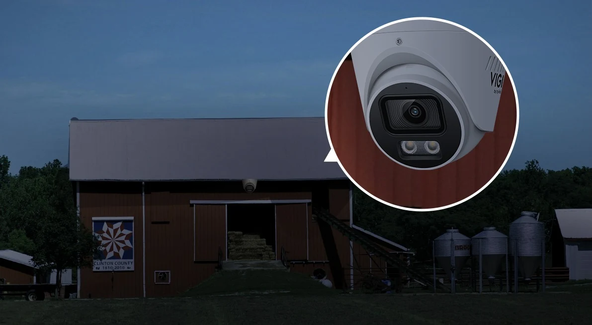 Boerderijgebouw in de schemering, met een uitvergroting van de cameralens erbij