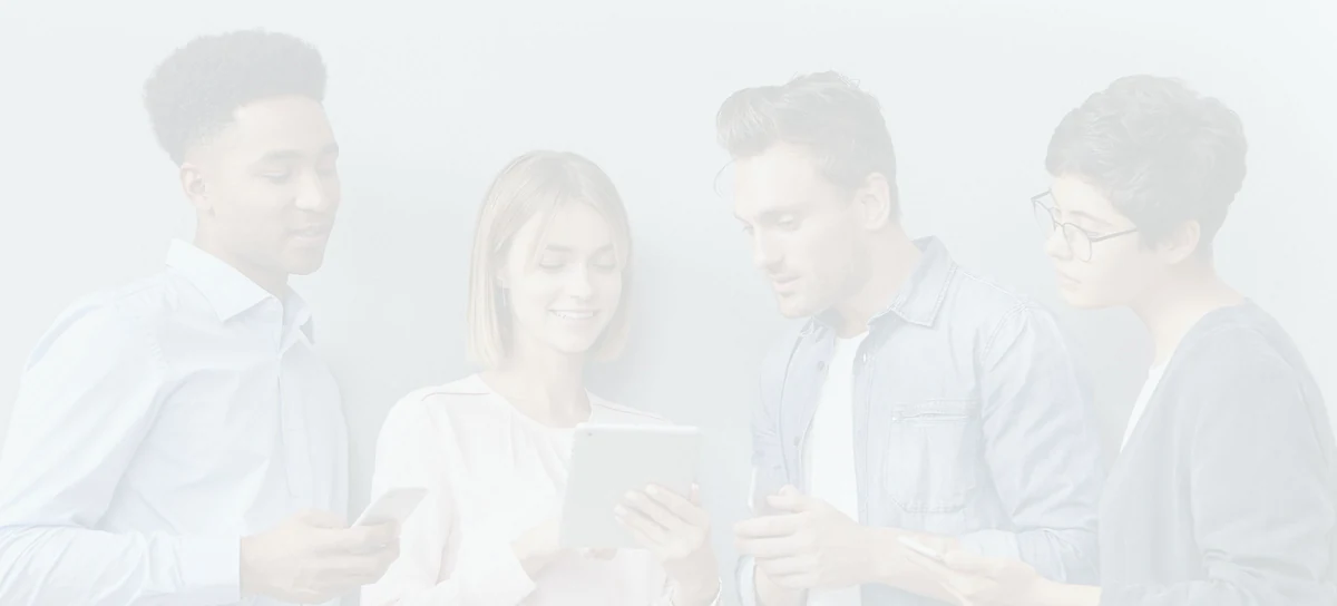 Vier collega's kijken samen naar een tablet
