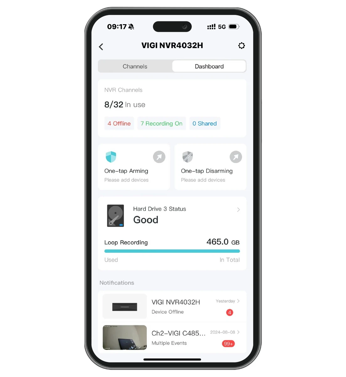 Telefoon met het dashboard van de recorder: kanalen in gebruik, schijfstatus, opnameruimte en meldingen