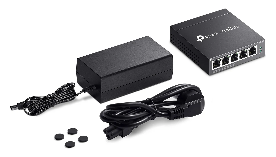 Doosinhoud van de ES205GP: switch, voedingsadapter, netsnoer en vier rubberen voetjes