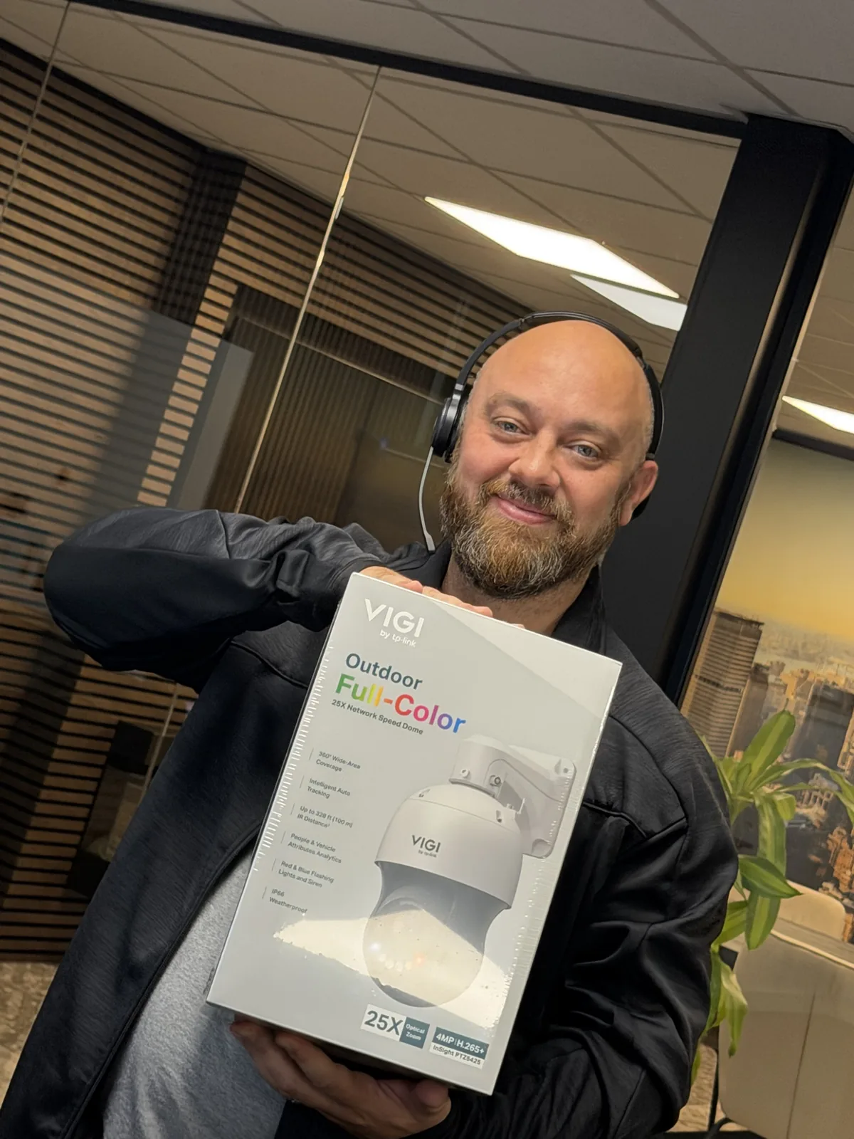 Marc Herdes houdt de doos van de VIGI InSight PTZ5425 speed dome met 25 keer optische zoom vast