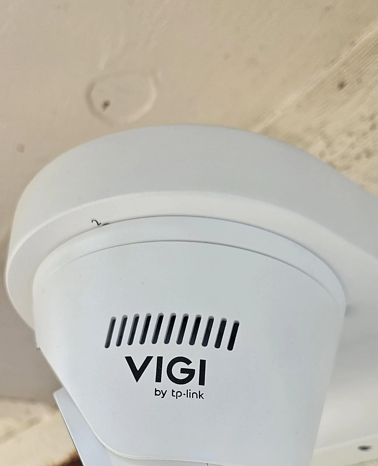 Witte VIGI InSight S445 van dichtbij onder een witte overstek, met het VIGI-logo en de ventilatiesleuven