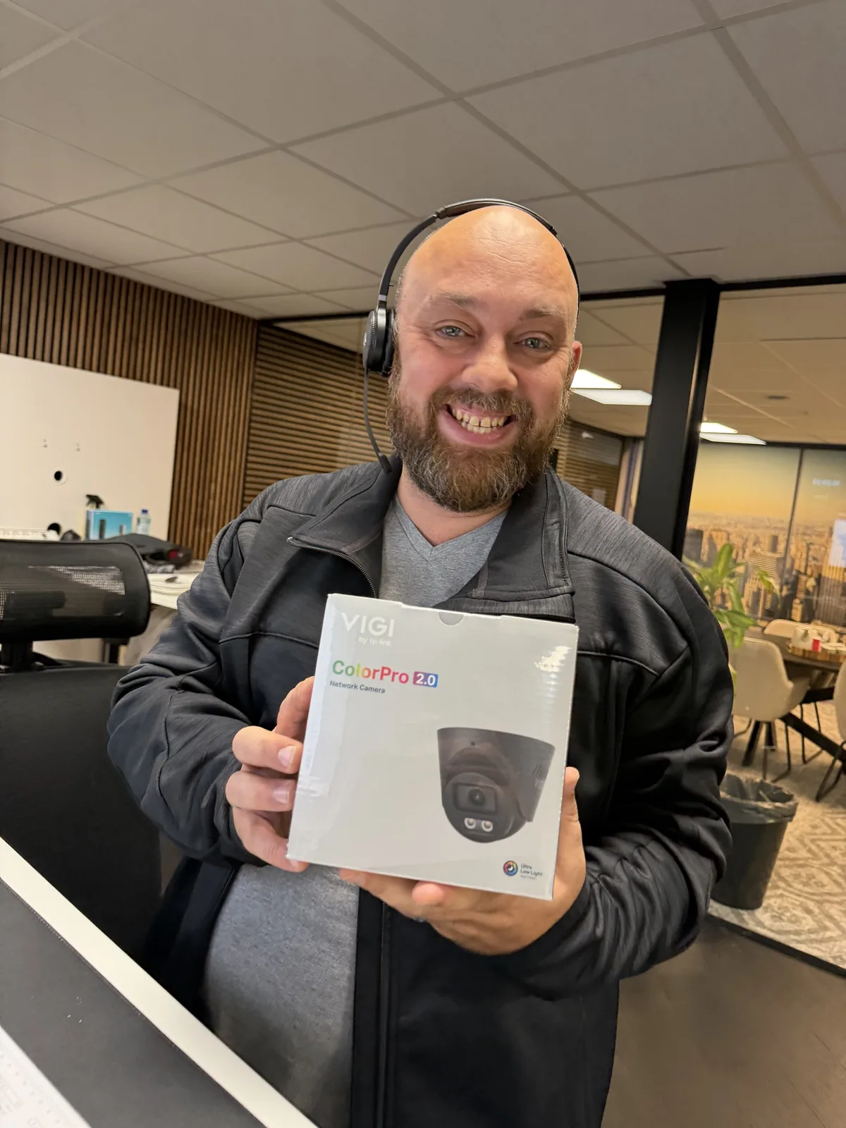 Marc Herdes met de doos van de zwarte VIGI ColorPro 2.0-camera, net uit de levering